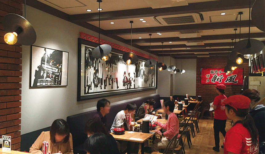 店內明亮、乾淨,設計復古風,加上比起其他店家價格較平實,吸引許多客人前來。