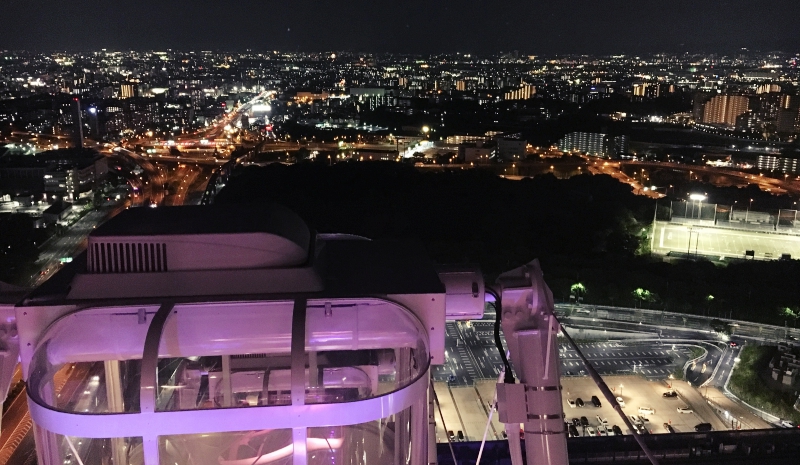 從窗外可看見車廂及美麗夜景