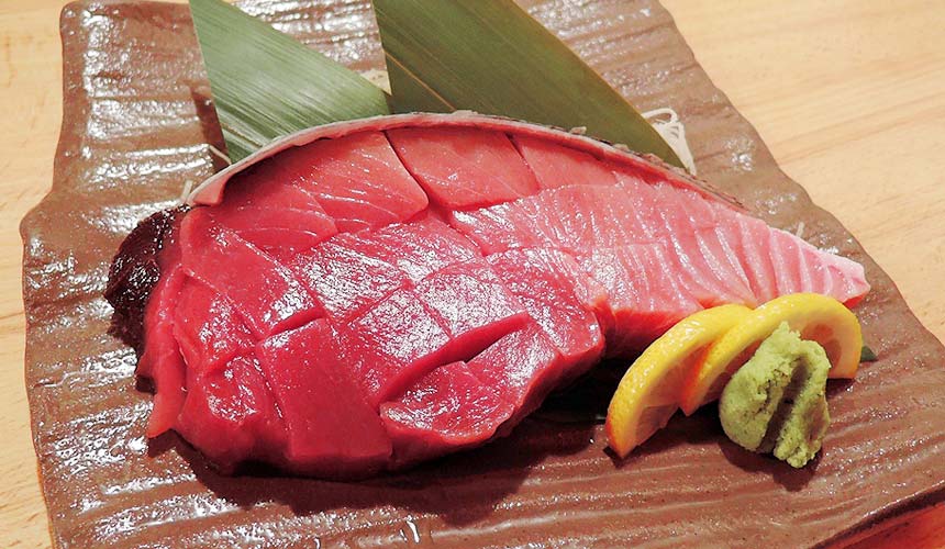 魚壱商店名物:「紀州鮪魚斷面生魚片」(紀州マグロ断面刺身)
