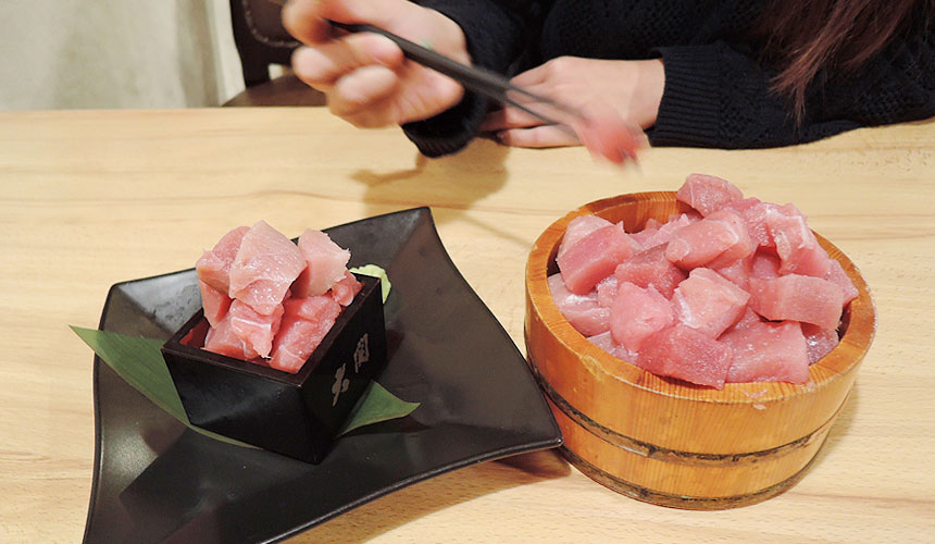 大阪天王寺魚壱商店的鮪魚疊疊樂堆疊生魚片丁