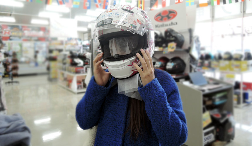 大阪機車部品店「Bike World」內戴上重型機車安全帽