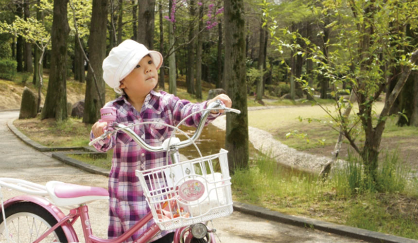 日本的公園內小孩在踏腳踏車