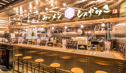 京都車站前購物推薦:京都塔商場「KYOTO TOWER SANDO」的B1F FOOD HALL美食大街的京都沾麵的先驅「京都千丸 しゃかりき murasaki 」的吧台