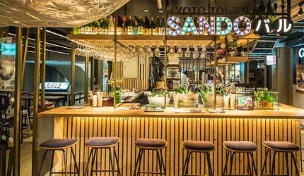 京都車站前購物推薦:京都塔商場「KYOTO TOWER SANDO」的B1F FOOD HALL美食大街的「KYOTO TOWER SANDOバル」的日本酒