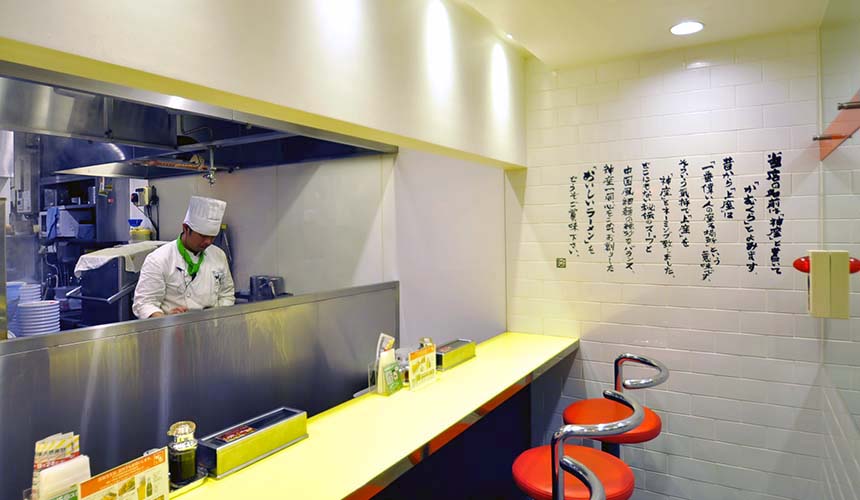 「神座」店內十分明亮整潔