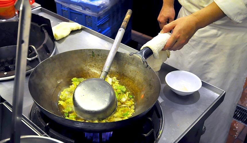 「神座」品湯前的烹調。香味、濃度、甜味、豬肉與白菜的平衡感是重點
