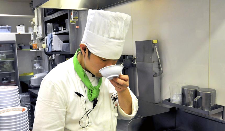 「神座」廚師品湯中
