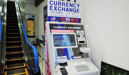 大阪道頓堀的愛電王入口有兌換外幣的換鈔機