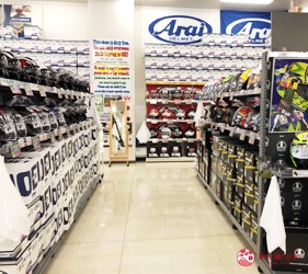 大阪推薦機車部品店「Bike World」店內販賣的安全帽