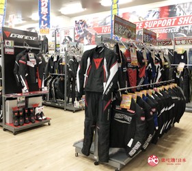 大阪推薦機車部品店「Bike World」的店內各式機車用品配件服飾齊全