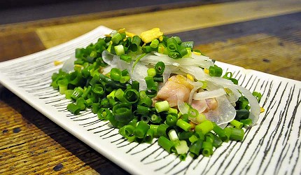 道頓堀居酒屋美食酒吧「大阪牙買加」的蔥花爆彈雞腿肉的突擊(ネギ爆弾ももタタキ)