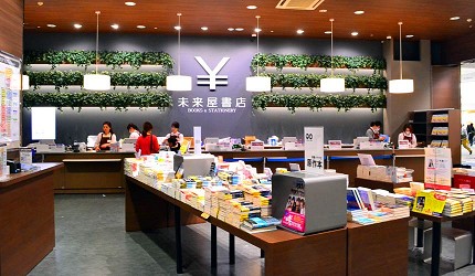 大阪關西機場附近大型購物中心「AEON MALL永旺夢樂城臨空泉南」的大阪泉州最大「未來屋書店」