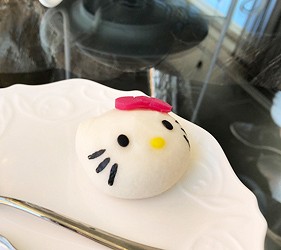 日本兵庫淡路島大型「HELLO KITTY SMILE」海景主題餐廳「Smile Restaurant」的下午茶咖啡館「Party Balcony」的Hello Kitty點心
