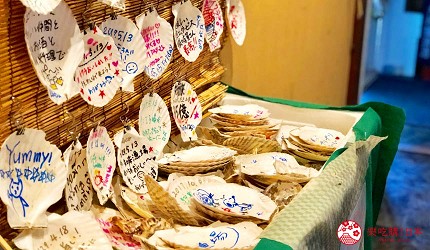 大阪難波海鮮大餐店家推薦「知床漁場 道頓堀店」的店內的帆立貝貝殼留言卡
