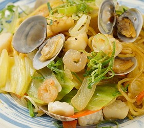 大阪難波海鮮大餐店家推薦「知床漁場 道頓堀店」的4號套餐的海鮮炒麵