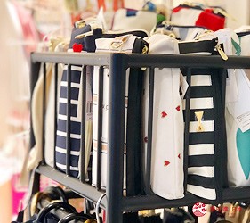 日本大阪難波車站內的「ekimo」的藥妝店「COLOR FiELD」販售的人氣的「wpc」雨傘