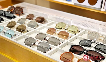 日本大阪難波車站內的「ekimo」的「J!NS」眼鏡店的各種眼鏡
