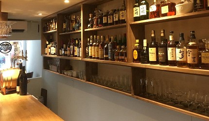 日本京都「酒的美術館 先斗町店」販售的酒類照片