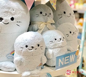 日本大阪難波車站內的「ekimo」的「Sirotan Friends park」販售的「Sirotan」布偶