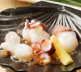 大阪難波海鮮大餐店家推薦「知床漁場 道頓堀店」的4號套餐的生章魚陶板燒