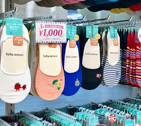 日本大阪難波車站內的「ekimo」的日系襪子店「tutu anna」販售的刺繡圖案襪子
