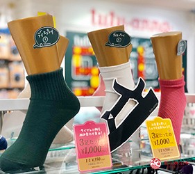 日本大阪難波車站內的「ekimo」的日系襪子店「tutu anna」店內照片