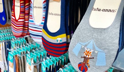 日本大阪難波車站內的「ekimo」的日系襪子店「tutu anna」販售的動物圖紋的短襪