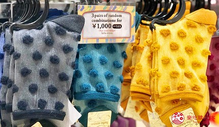 日本大阪難波車站內的「ekimo」的日系襪子店「tutu anna」販售襪子三雙1,000日圓