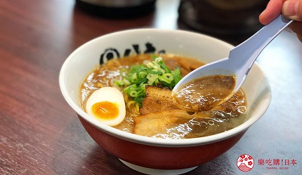 大阪難波香醇拉麵推薦「麵屋NORIO」的「濃厚醬油泥拉麵」(濃厚どろ醤油らー麺)的濃稠湯汁