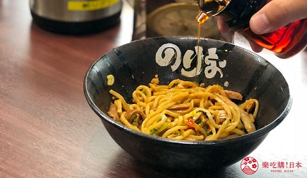 大阪難波香醇拉麵推薦「麵屋NORIO」的「乾拌麵」(油そば)加入醋、辣油調味