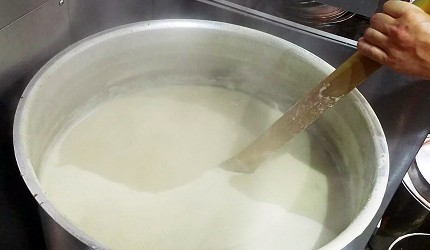 大阪難波香醇拉麵推薦「麵屋NORIO」的特製拉麵(特製らー麺)熬製鰹魚與雞湯的湯頭