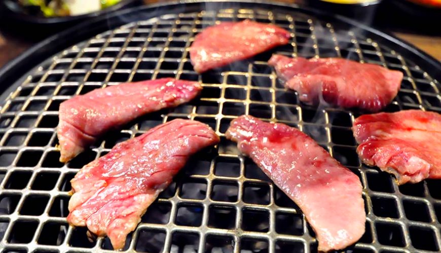 京都河原町和牛燒肉推薦「焼肉どうらく 京都六角通り店」的限定海陸雙饗宴「特選神戶牛與北海海鮮套餐」燒肉照片