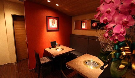 大阪心斋桥烧肉神户牛推介推荐店舖焼肉どうらく心斎桥店的4人跟2人座位区