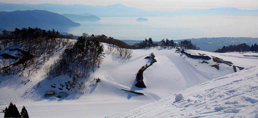 日本關西北海道新潟滑雪自由行滑雪場推薦5選之一的箱館山滑雪場的山路雪道