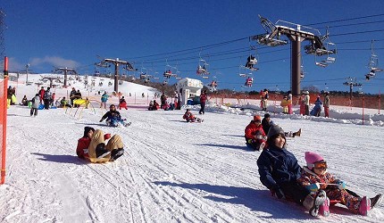 日本關西北海道新潟滑雪自由行滑雪場推薦5選之一的ひるがの高原滑雪場的玩雪的客人