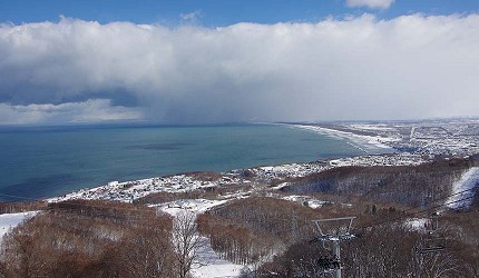 日本關西北海道新潟滑雪自由行滑雪場推薦5選之一的SNOW CRUISE ONZE的日本海的全景致