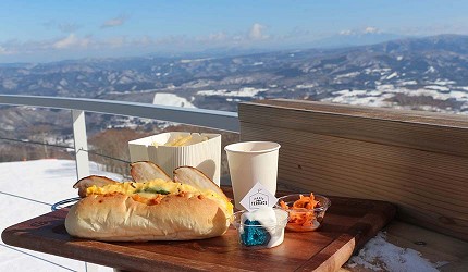 日本關西北海道新潟滑雪自由行滑雪場推薦5選之一的高鷲Snow Park的露天餐廳的餐飲食物