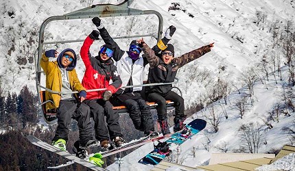 日本關西北海道新潟滑雪自由行滑雪場推薦5選之一的箱館山滑雪場的纜車